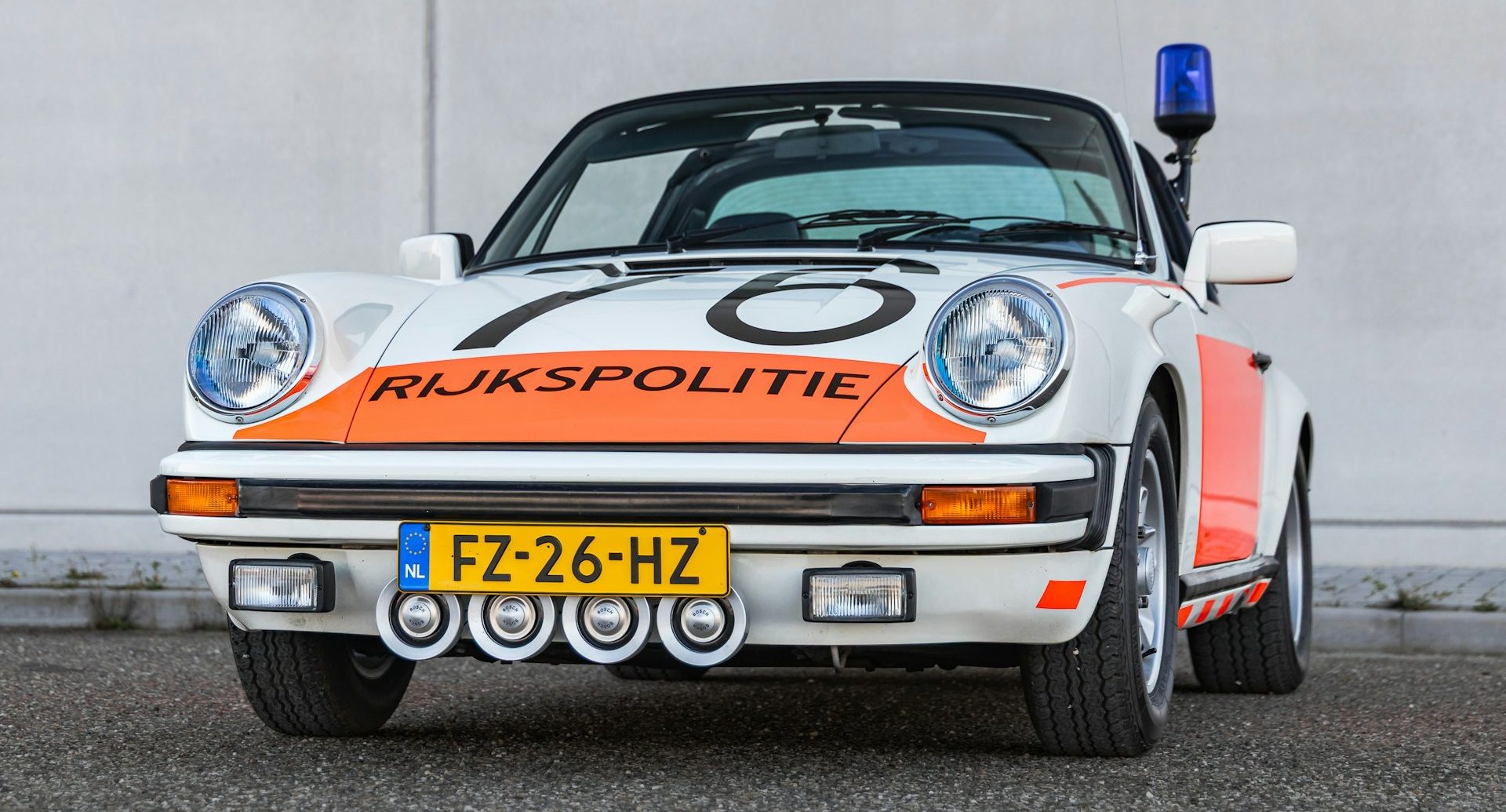 De voorzijde van de Porsche 911 Targa van de Nederlandse Rijkspolitie