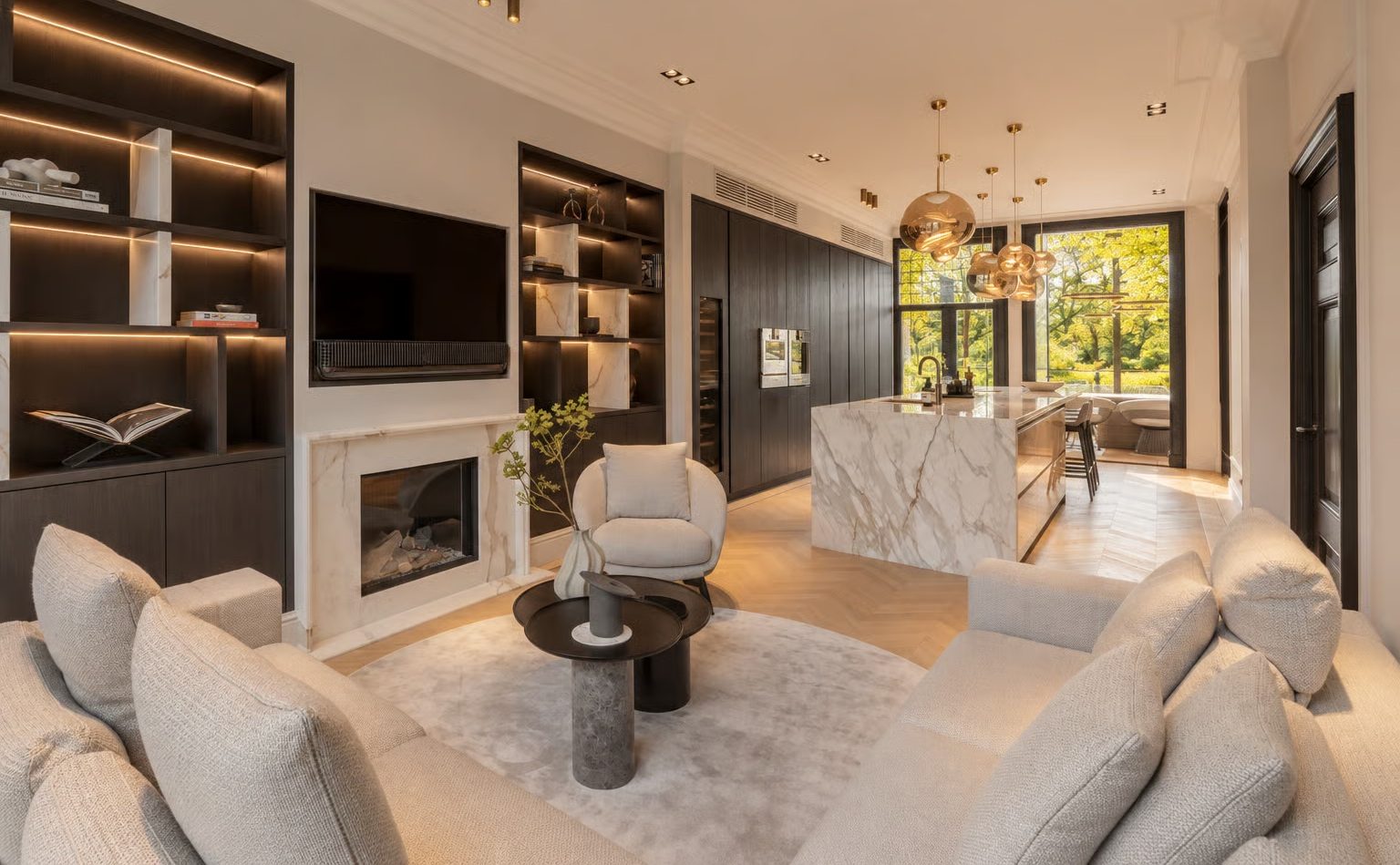 De keuken en living van de villa in Haarlem