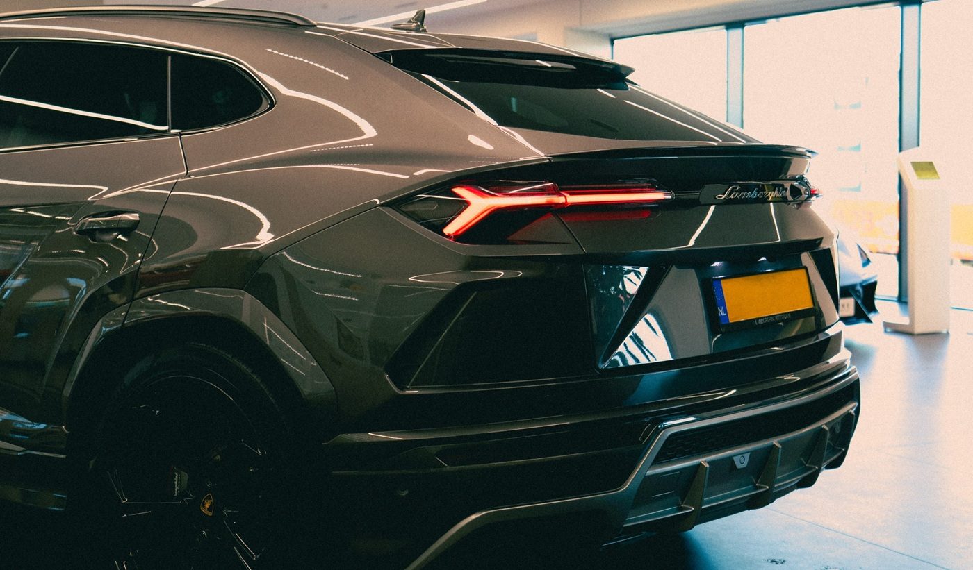 De achterzijde van de Lamborghini van Trobi