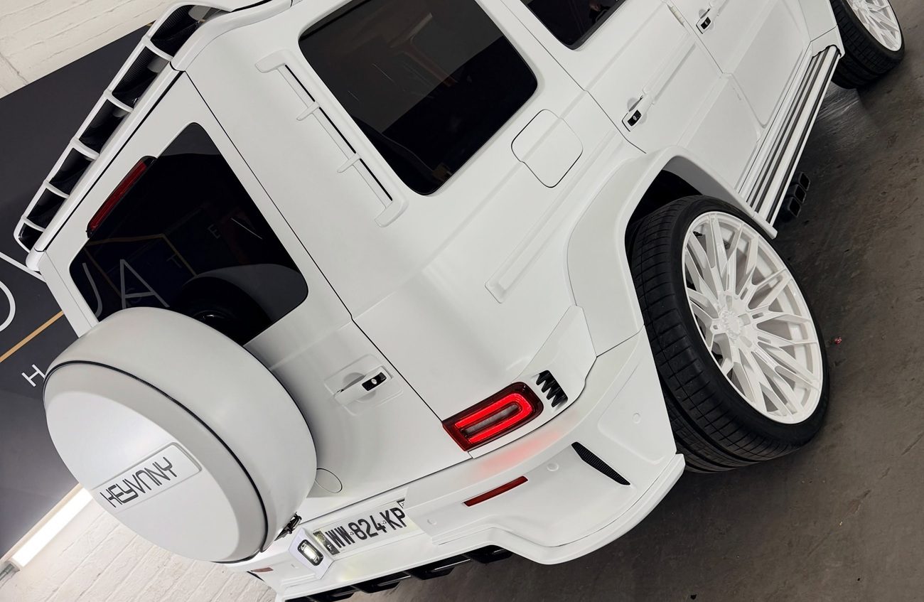 De achterzijde van de Mercedes G63 van Hugo Ekitike