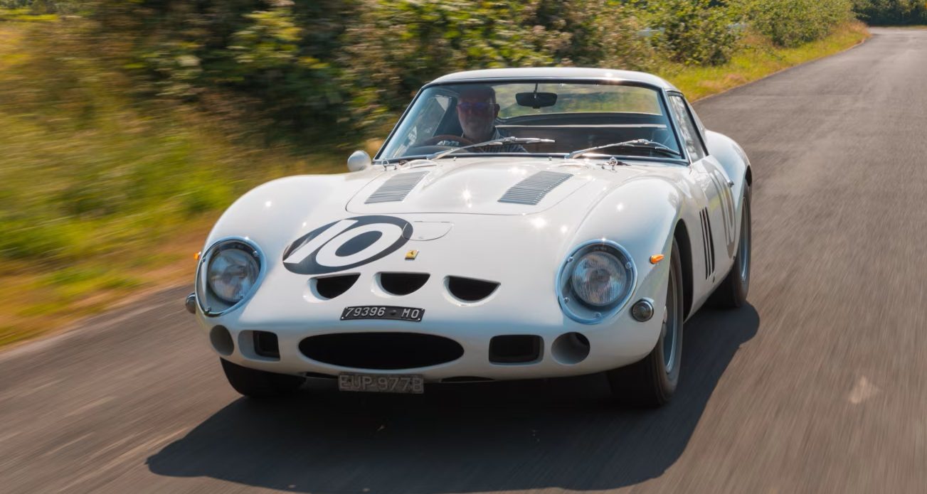 De voorzijde van de witte Ferrari 250 GTO