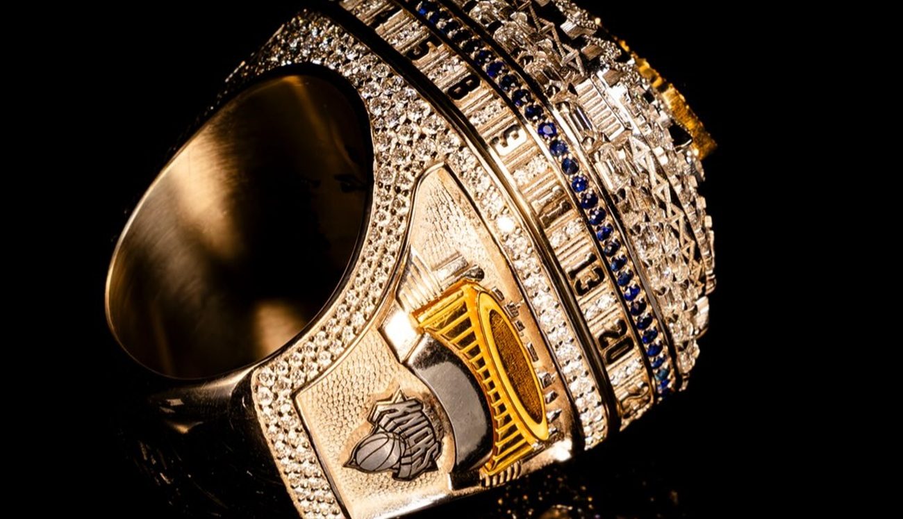 De zijkant van de kampioensring van de New York Knicks