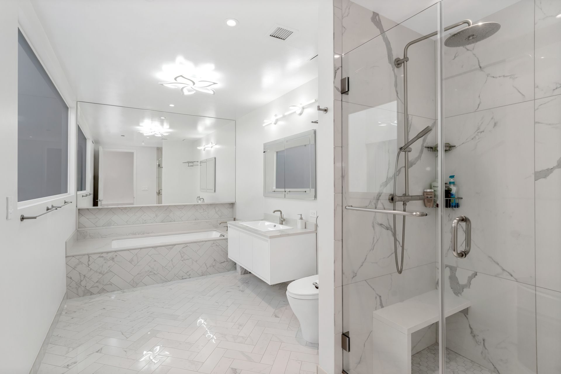 De badkamer met ligbad en douche