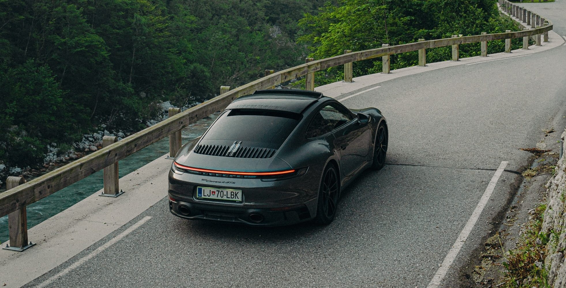 Een wagen van Porsche, een automerk dat een hogere winst heeft ten opzichte van vorig jaar