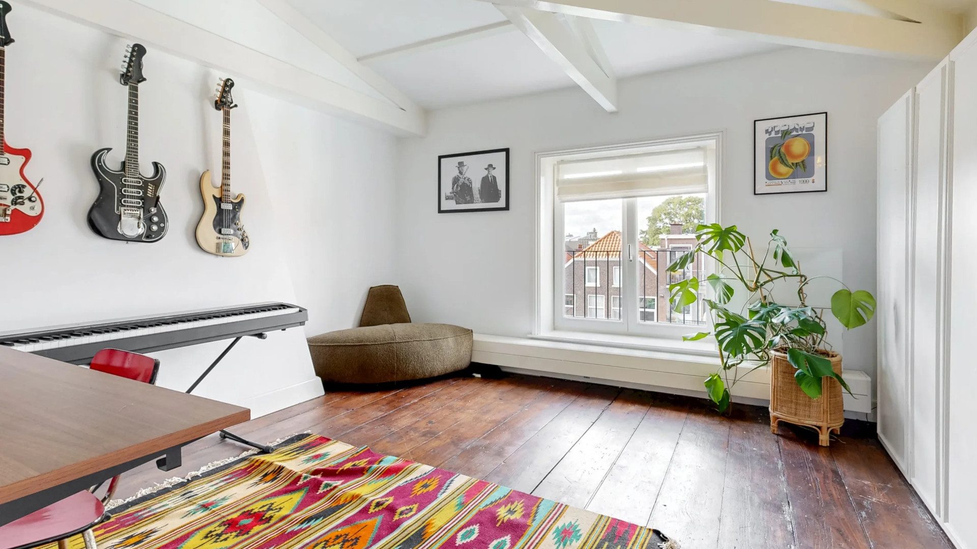 De muziekkamer met gitaren aan de wand