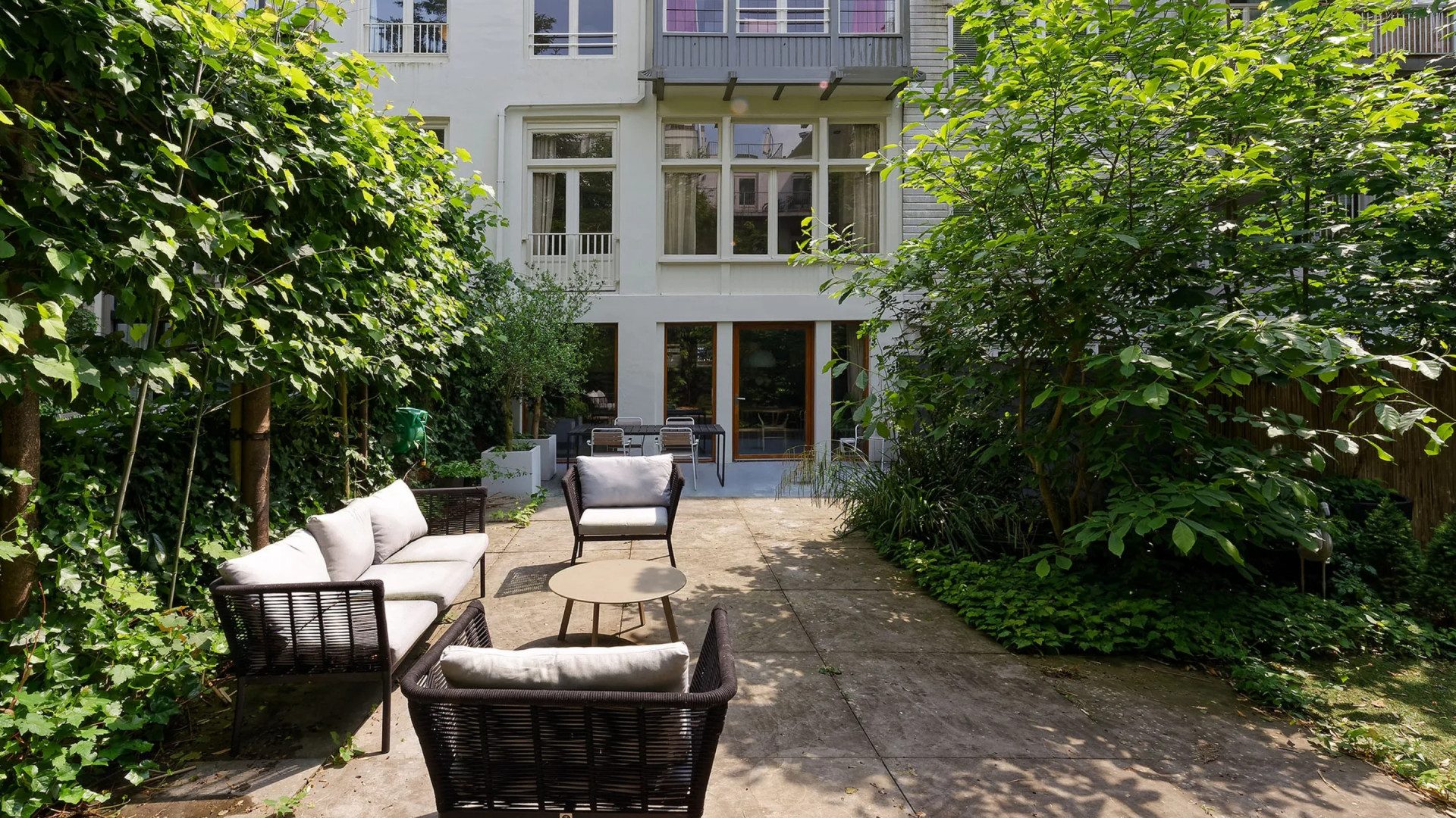 De royale achtertuin van de woning