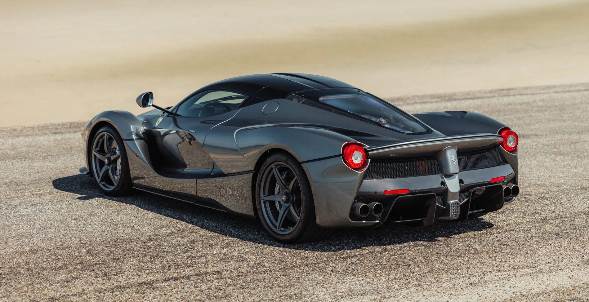 De achterzijde van de in België geveilde Ferrari LaFerrari
