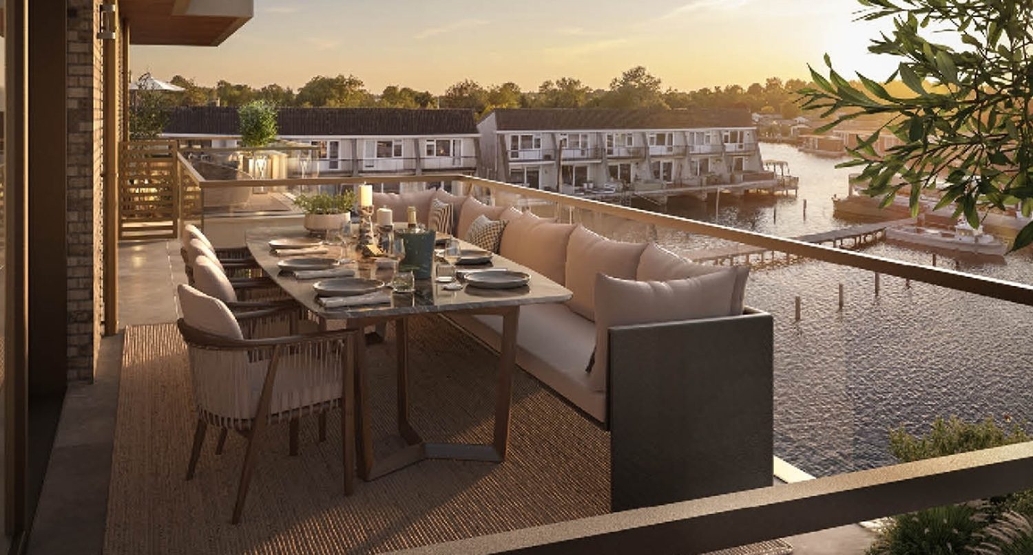 Een balkon met uitzicht op de haven