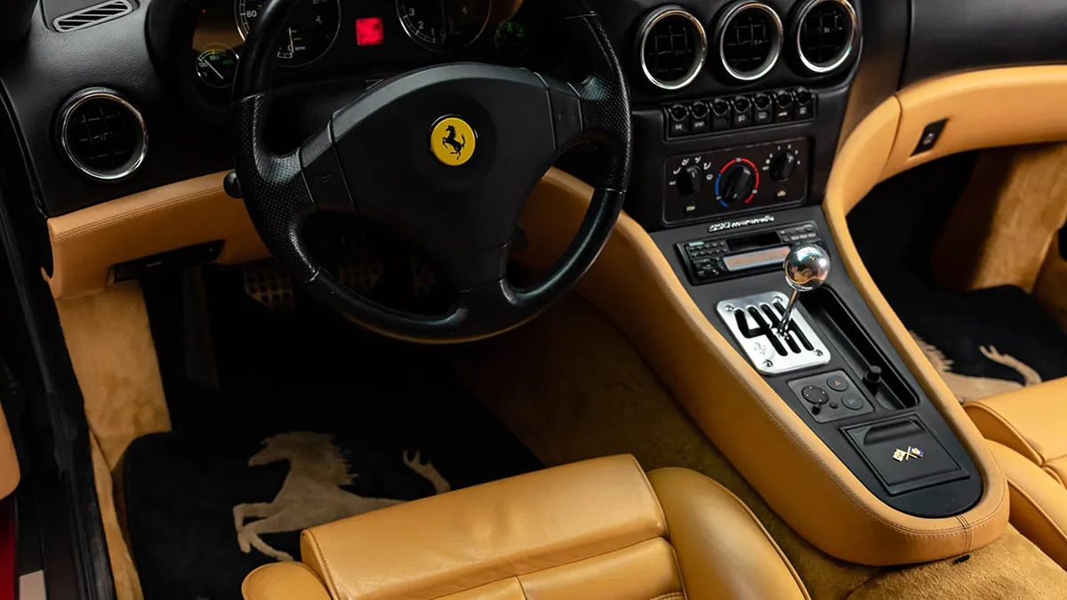 Het interieur van de Ferrari 550 van Maranello Michael Jordan