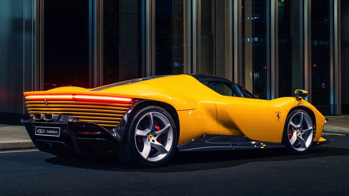De Ferrari Daytona SP3 van achter