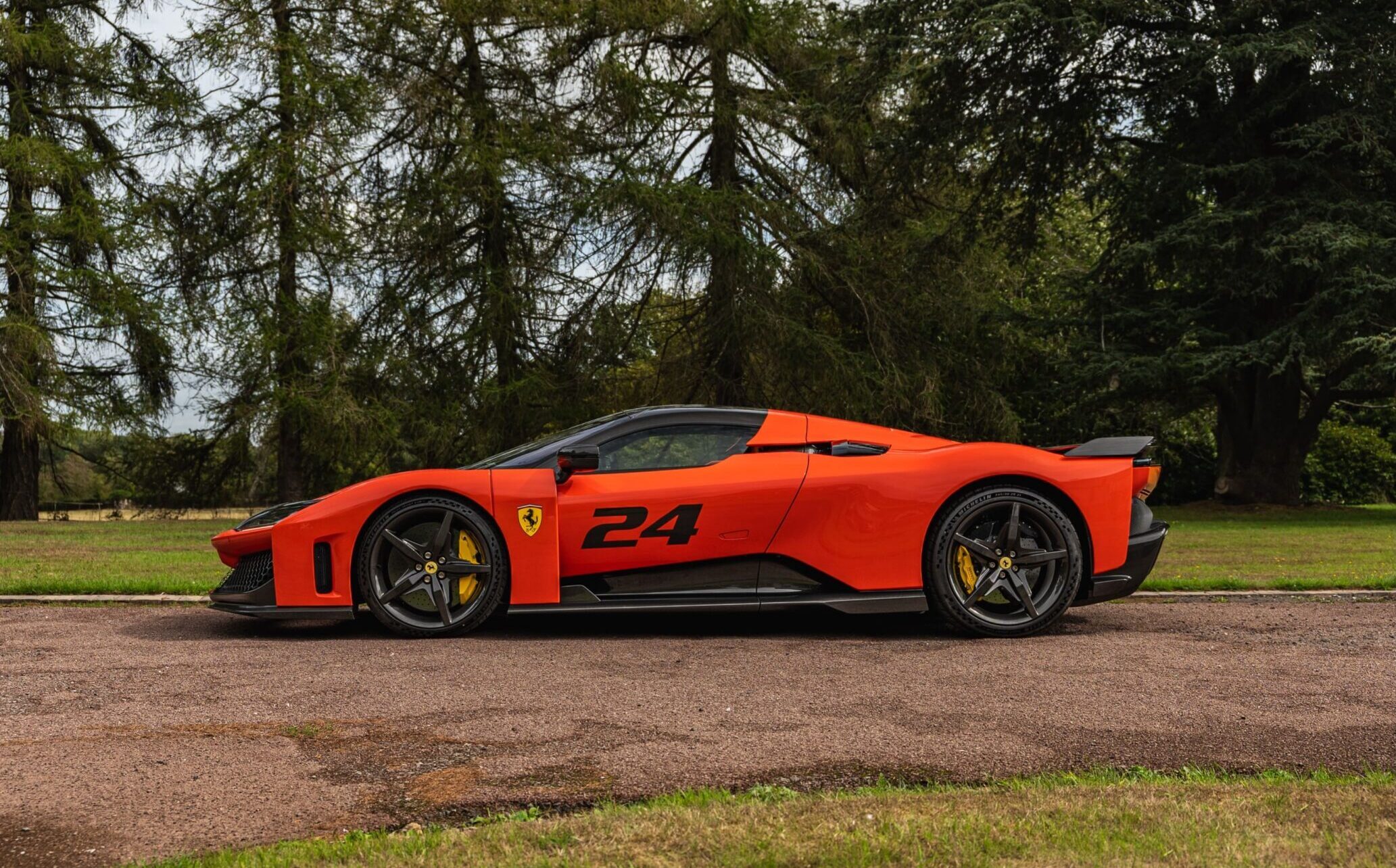 De Ferrari F80 van opzij