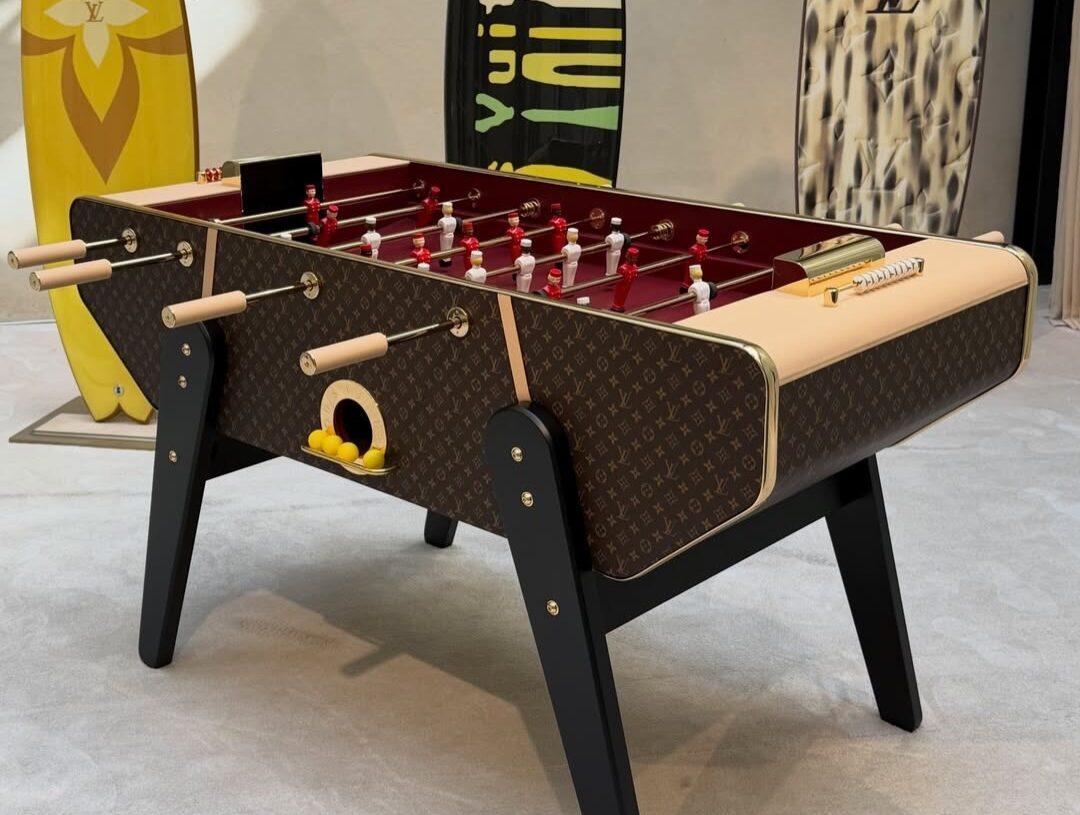 Een voetbaltafel uit de Louis Vuitton Objets Nomades-collectie