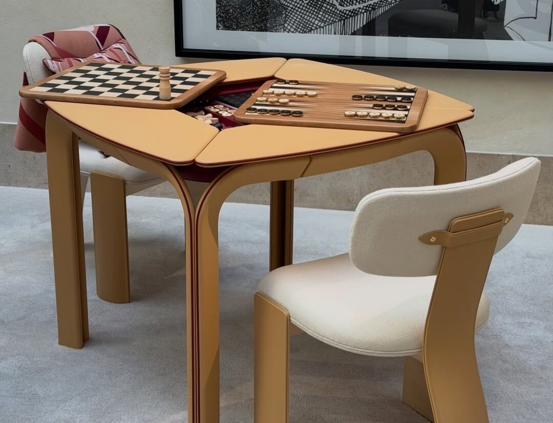 Een tafel en stoelen uit de Louis Vuitton Objets Nomades-collectie