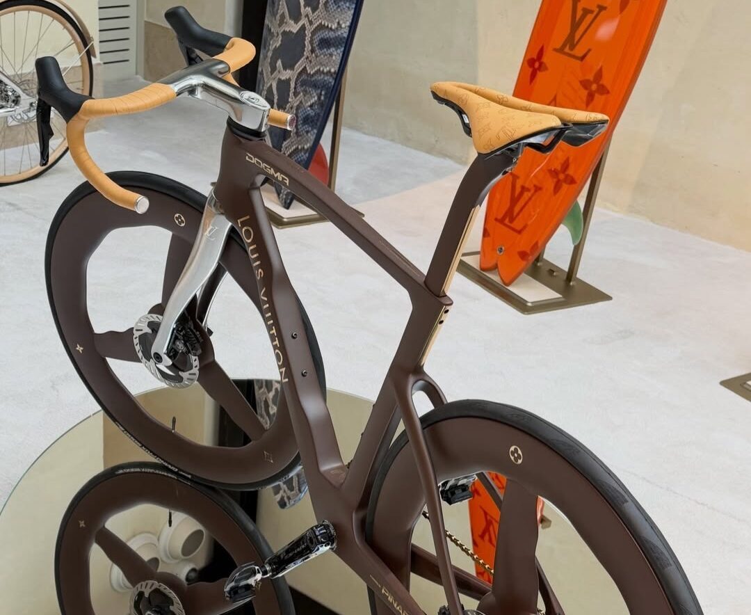 Een fiets uit de Louis Vuitton Objets Nomades-collectie