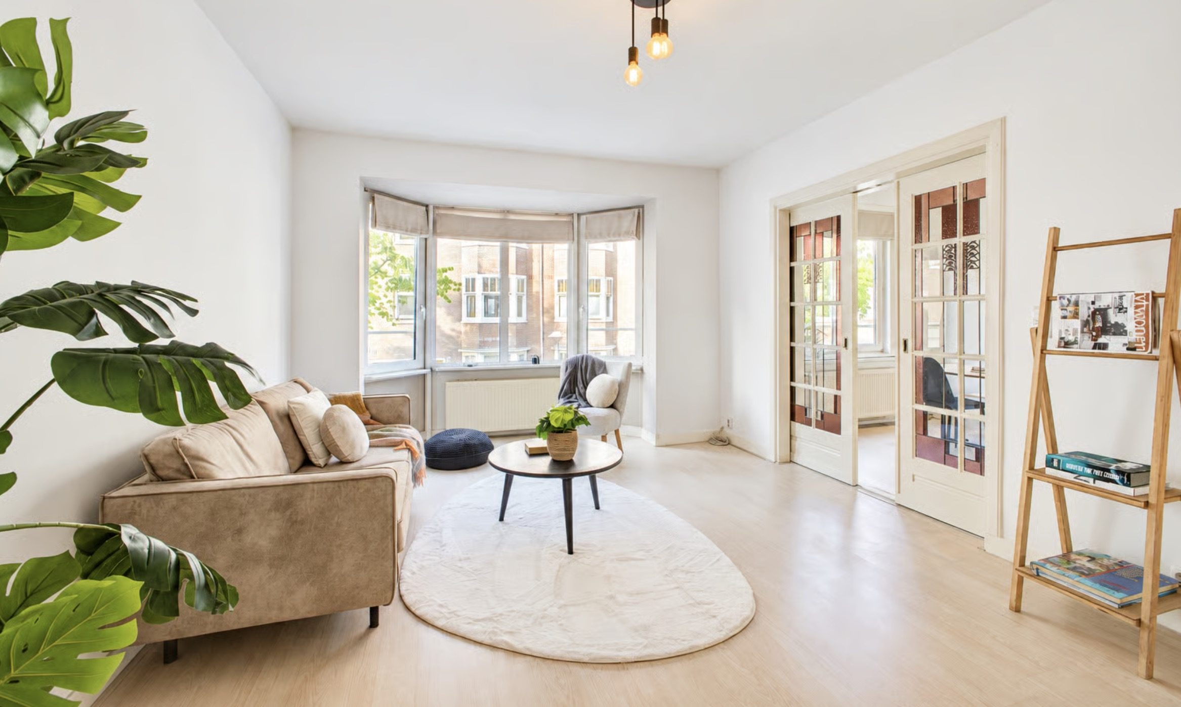 De woonkamer in het appartement van Rick Engelkes in de Rivierenbuurt in Amsterdam