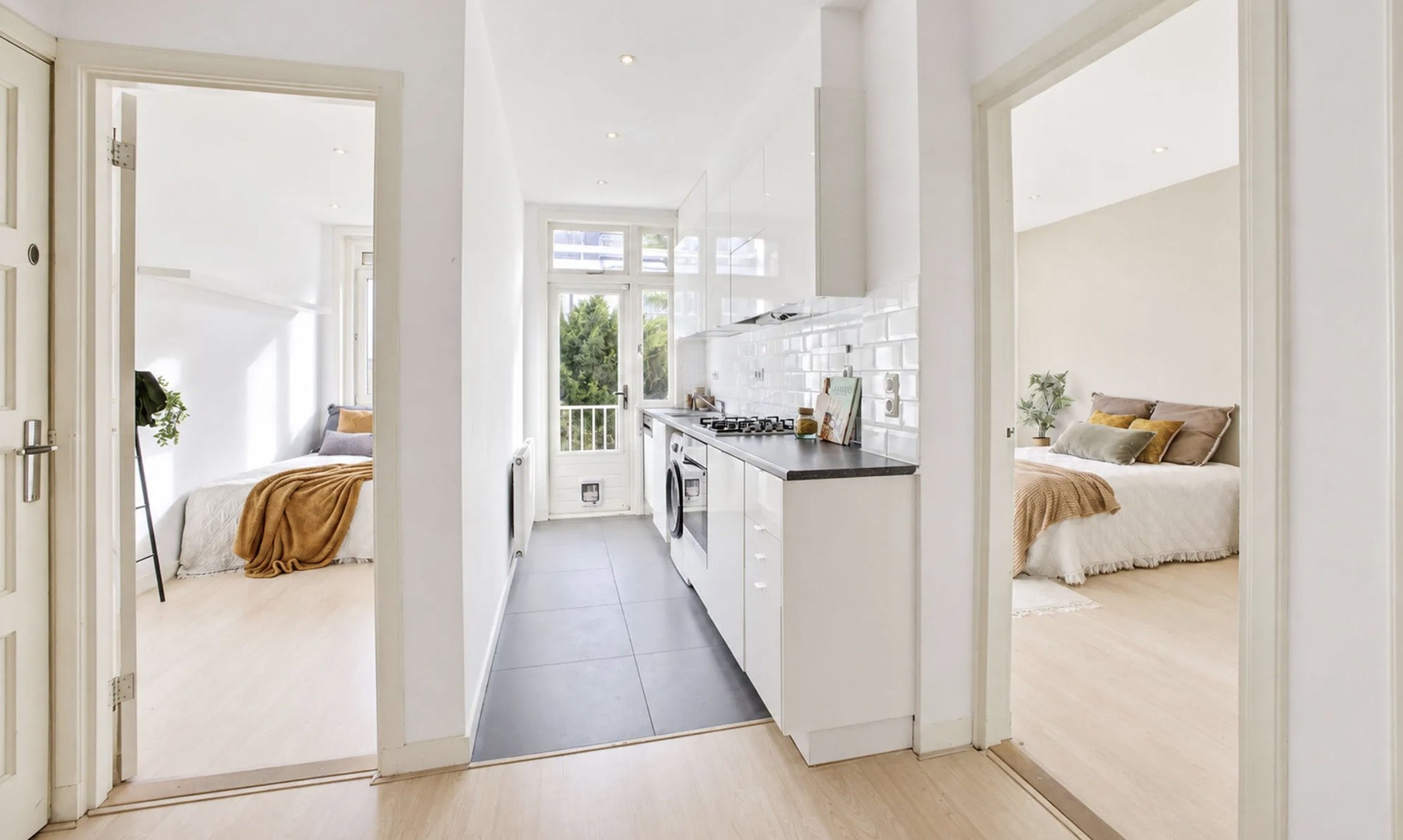 De keuken en de slaapkamers in het appartement van Rick Engelkes in de Rivierenbuurt in Amsterdam