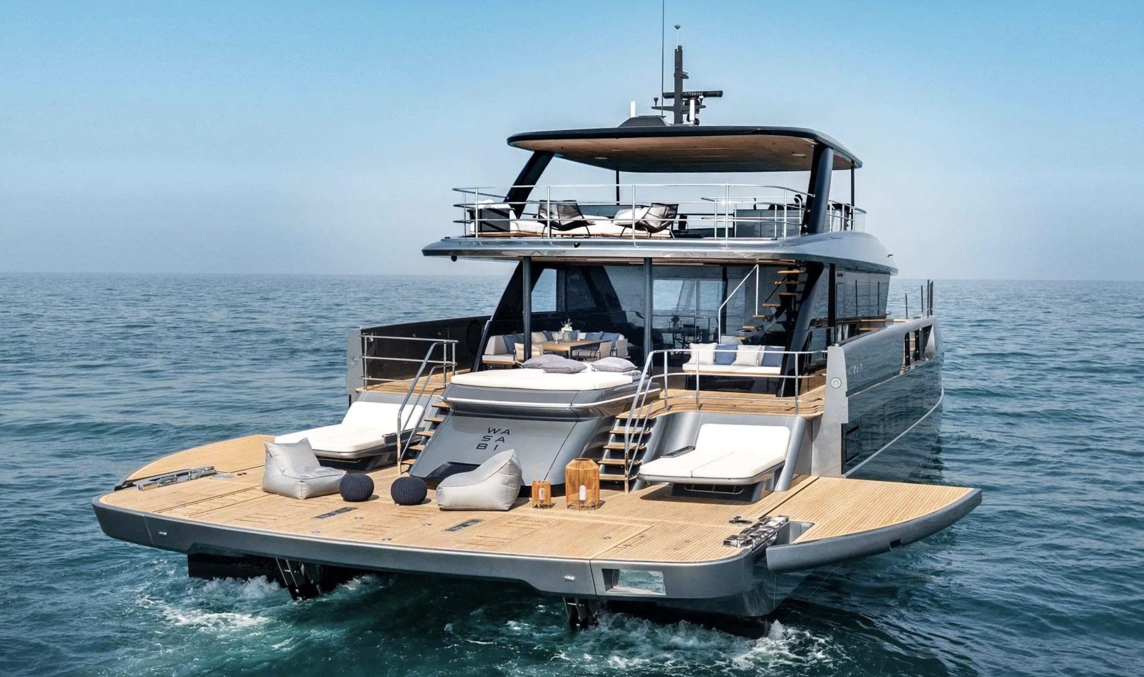 De achterzijde van de nieuwe catamaran van Lionel Messi