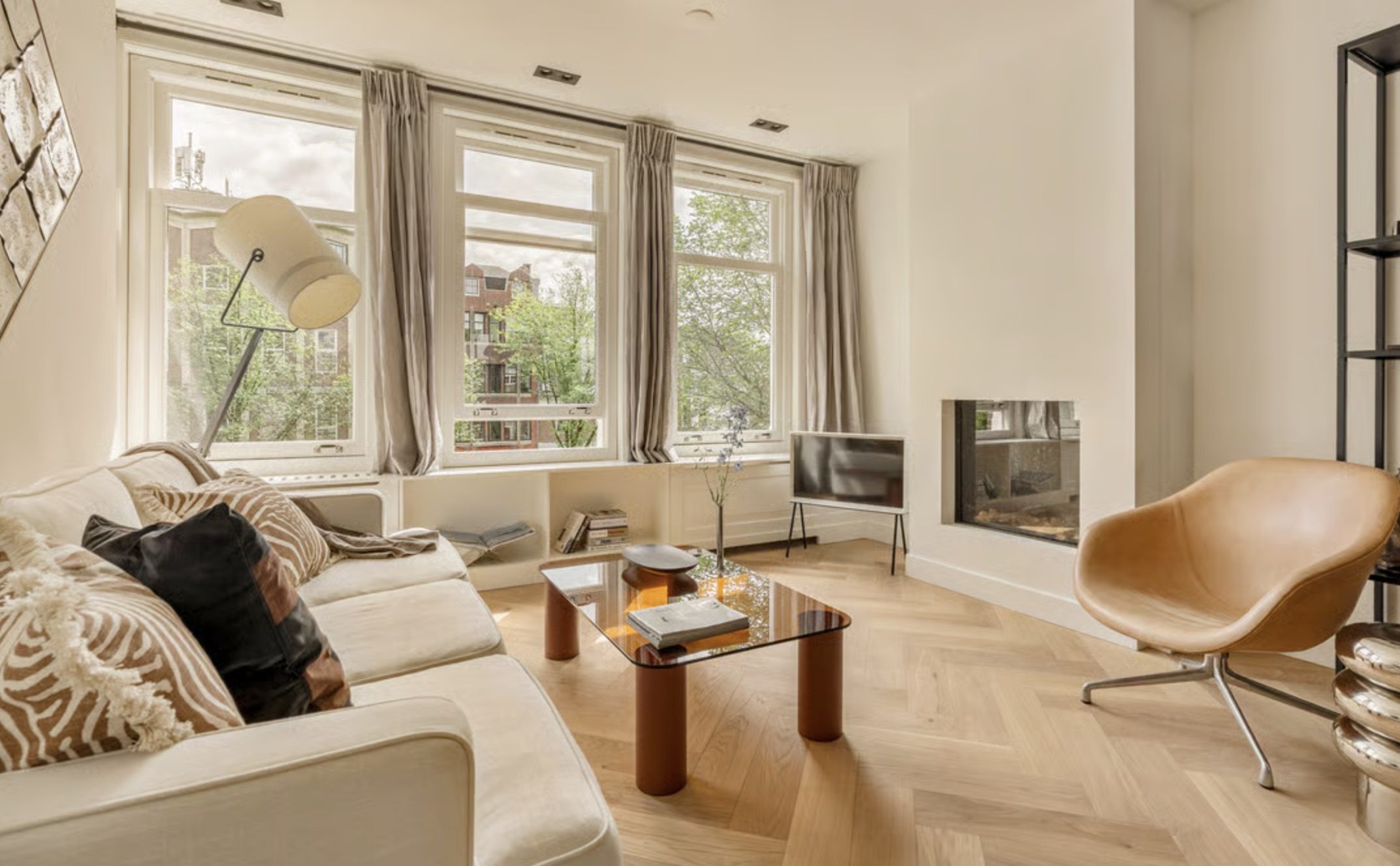 De woonkamer in het grachtenpand van Erland Galjaard in Amsterdam
