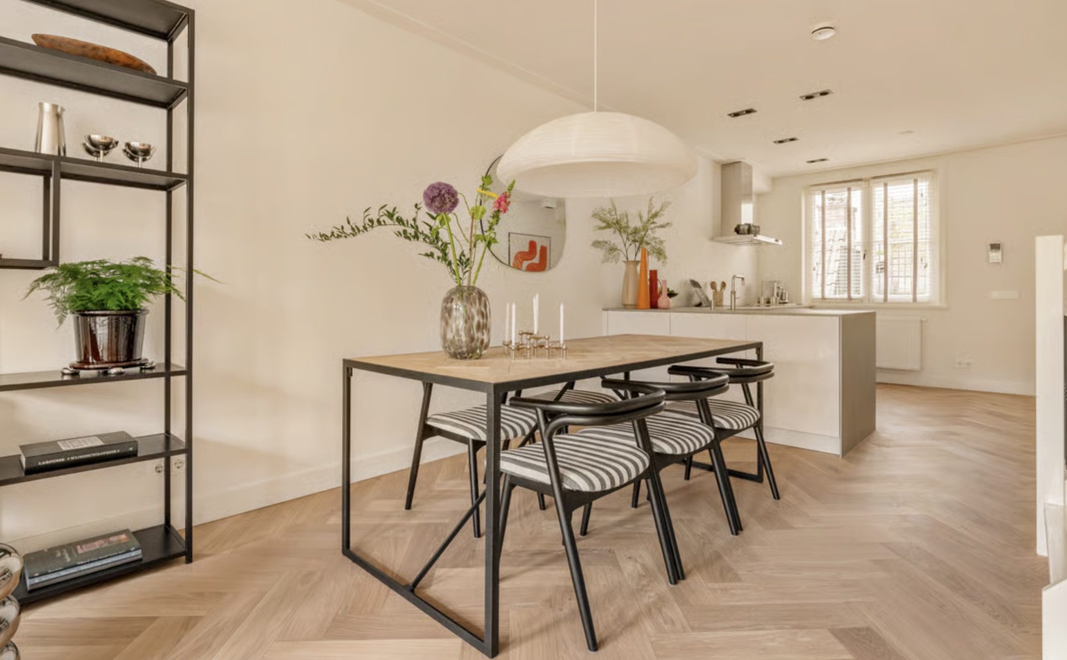 De keuken in het grachtenpand van Erland Galjaard in Amsterdam