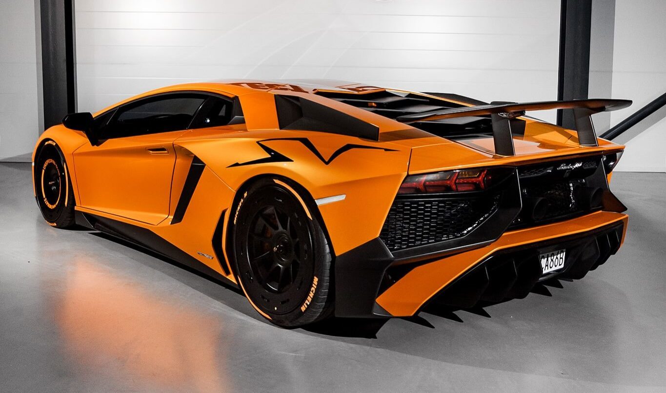 De achterzijde van de Lamborghini Aventador SV die door Jon Olsson te koop wordt aangeboden