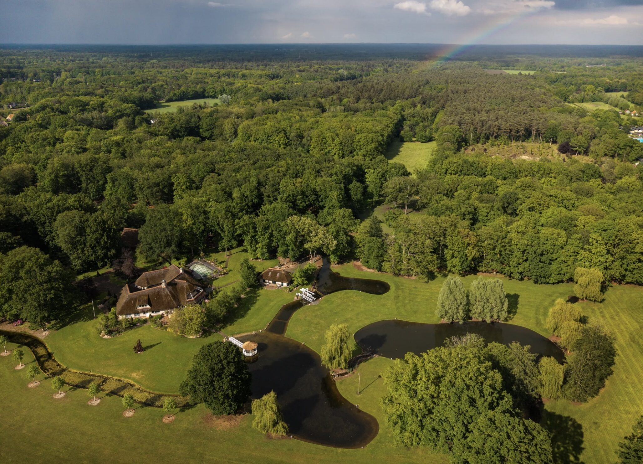 Het bovenaanzicht van het landgoed van Hennie van der Most in Gorssel