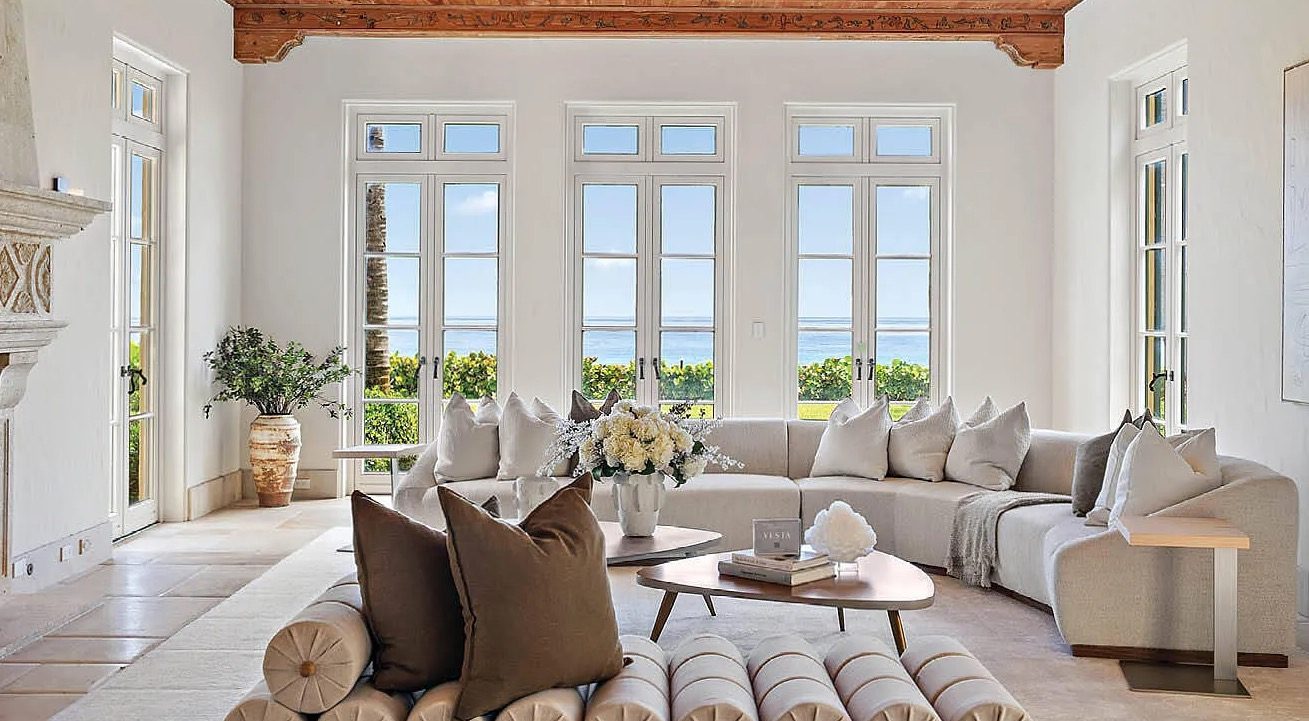 De woonkamer in het landgoed van Larry Ellison in North Palm Beach