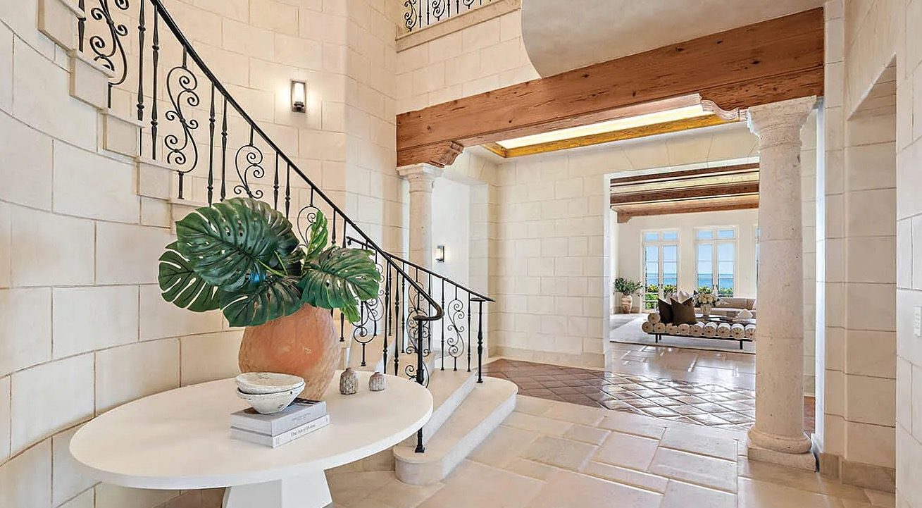De binnenkomst in het landgoed van Larry Ellison in North Palm Beach