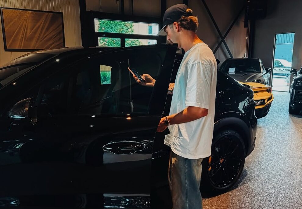 Luciano Valente met zijn nieuwe Porsche Cayenne Turbo E-Hybrid