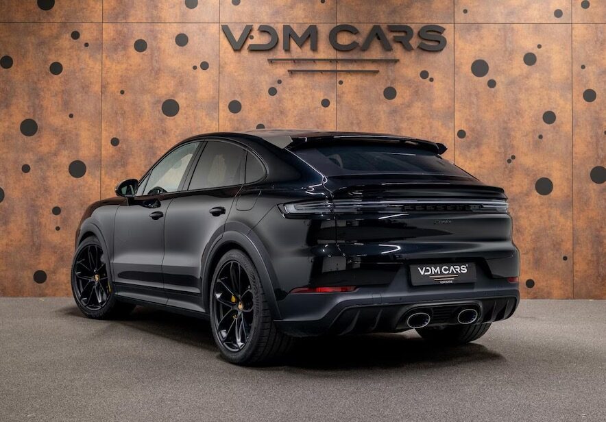 De achterzijde van de Porsche Cayenne Turbo E-Hybrid GT van Luciano Valente
