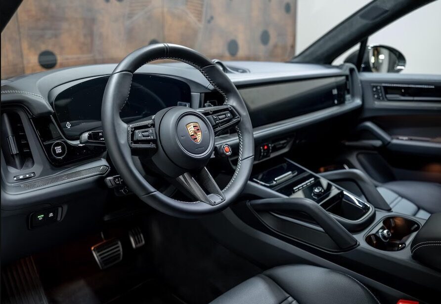 Het interieur van de Porsche Cayenne Turbo E-Hybrid GT van Luciano Valente