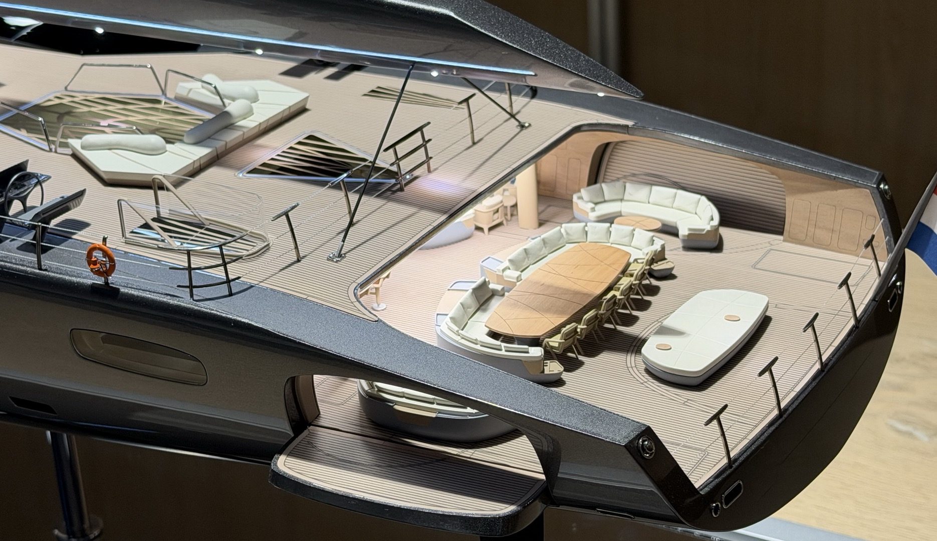 Het dek van Project 410 van Royal Huisman