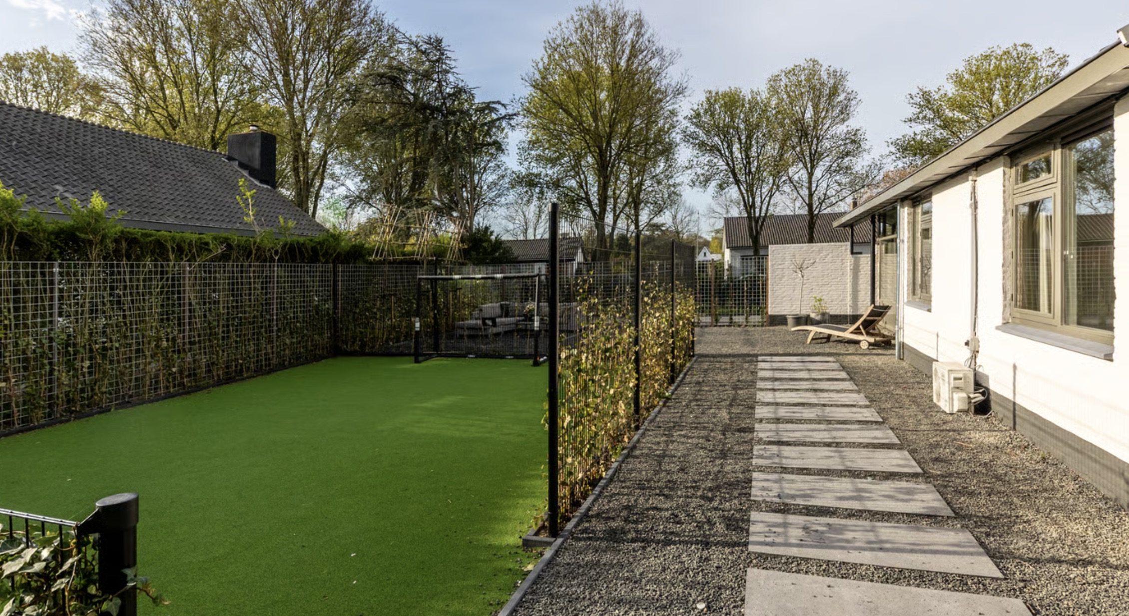 Het voetbalveld bij de nieuwe villa van Noa Lang in Oostvoorne