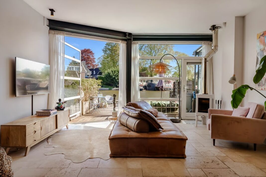 De woonkamer in de nieuwe woning van Jeroen Pauw in Amsterdam-Noord