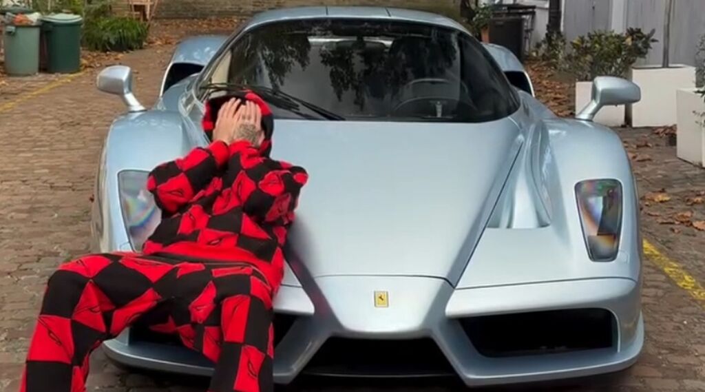 Britse rapper neemt zeldzame Ferrari in Grigio Alloy in ontvangst