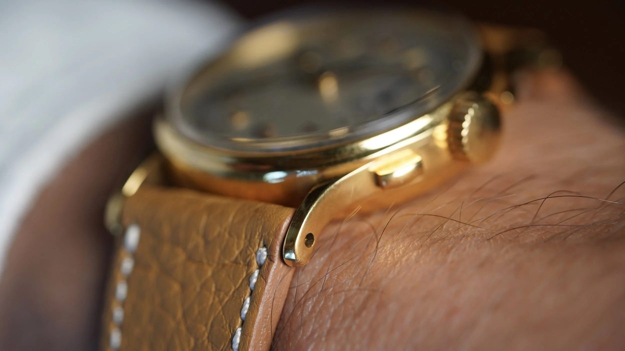 De zijkant van het te koop aangeboden horloge van Patek Philippe