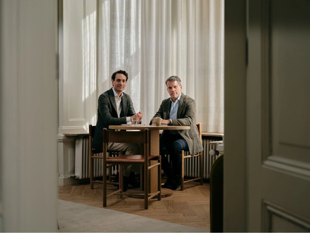 De twee oprichters van Mauro medisch specialisten aan tafel
