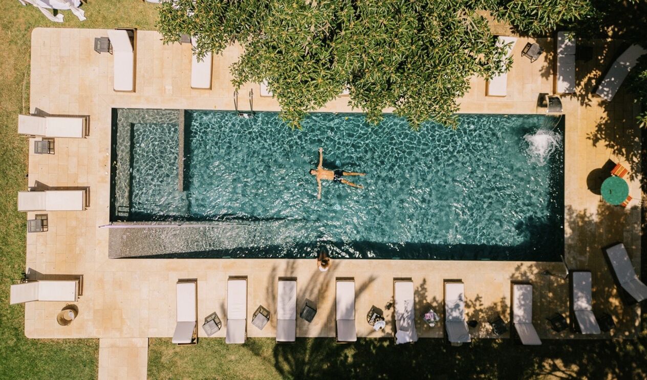 Het zwembad bij Son Mol&iacute; Country House op Mallorca