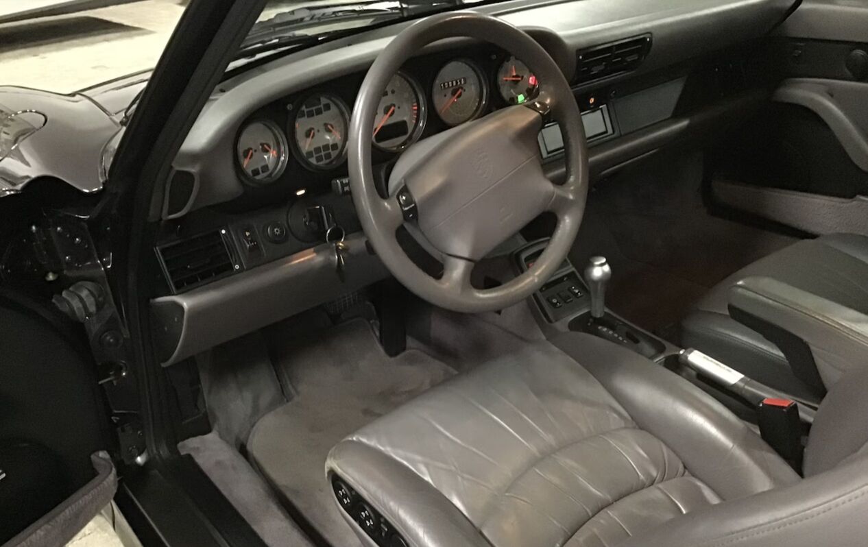 Het interieur van de voormalige Porsche 911 Carrera S van Bart de Graaff