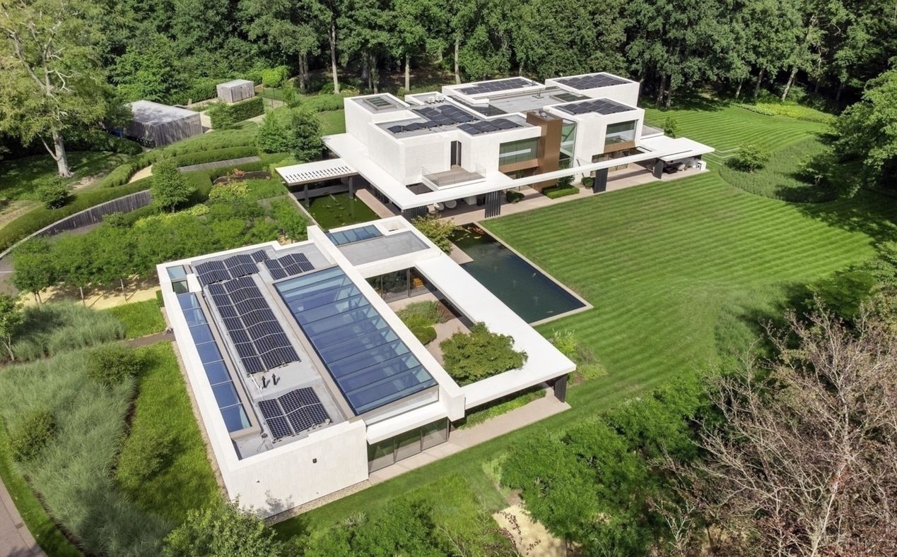 De bovenzijde van de waanzinnige villa in Brasschaat