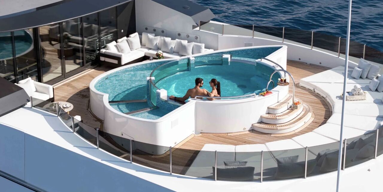 Het bovendenk van het superjacht AHS