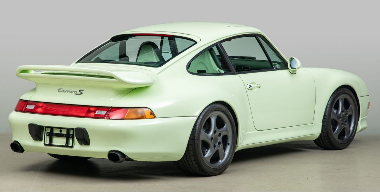 De achterzijde van de Porsche 911 Restomod