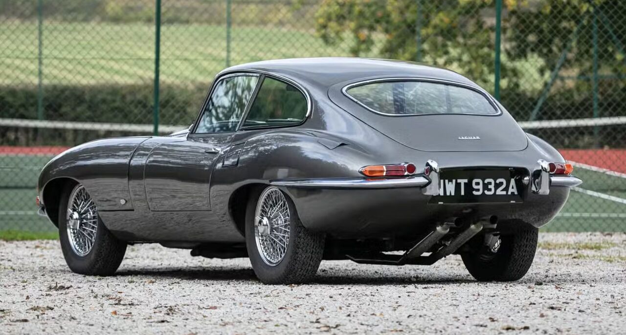 De Jaguar E-Type Series van Rowan Atkinson