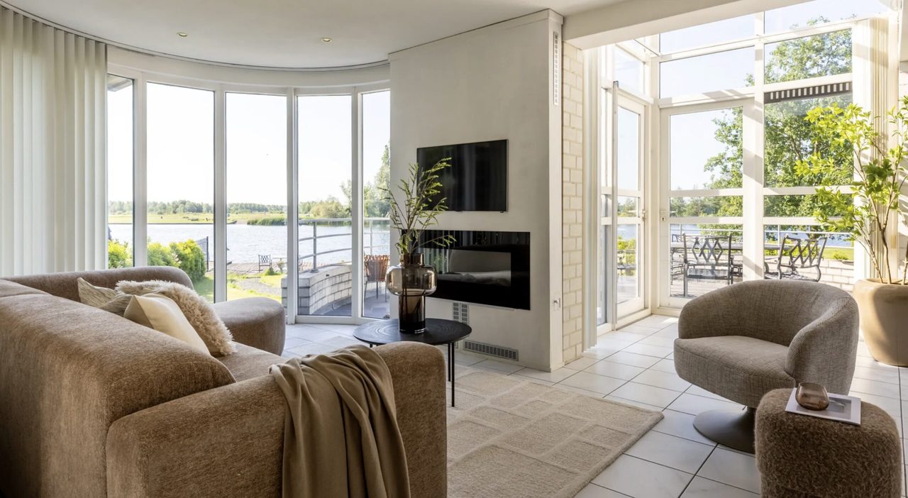 De woonkamer in de nieuwe villa van Gio Latooy in Ridderkerk