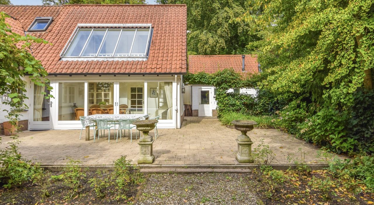 De achterzijde van de villa in Blaricum