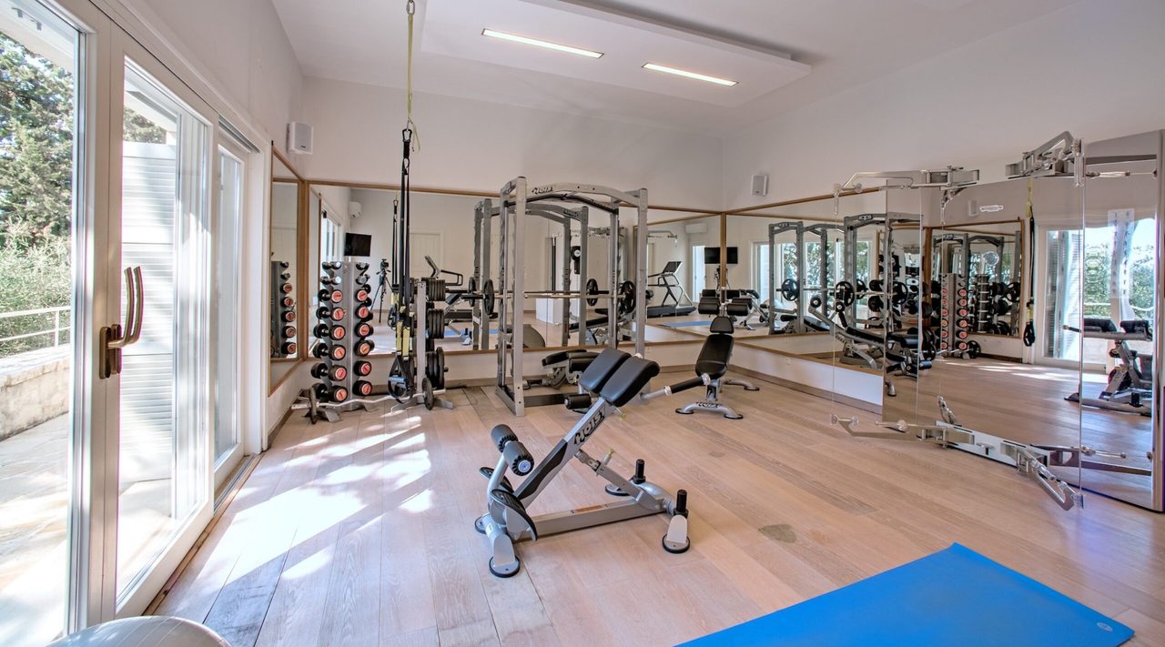 De royale fitnessruimte van het pand