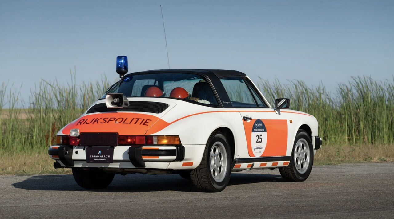 De achterzijde van de Porsche 911 Carrera Targa van de Rijkspolitie die naar de veiling gaat