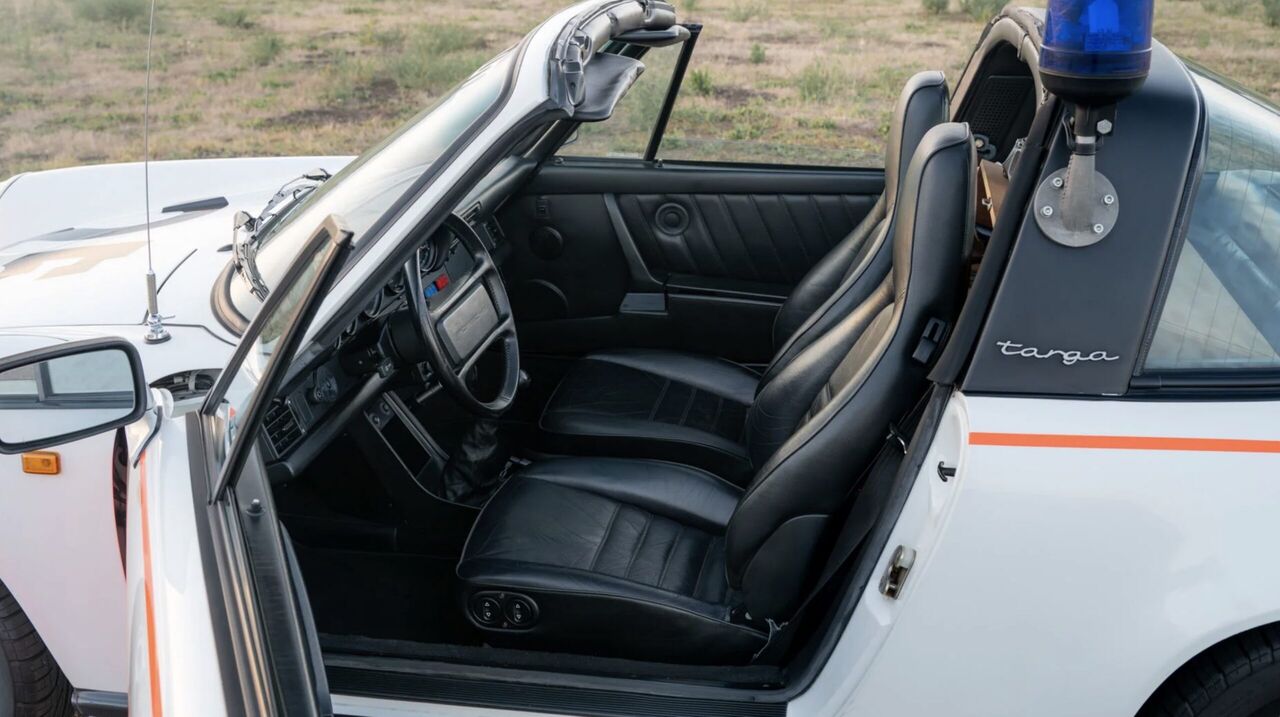 Het interieur van de Porsche 911 Carrera Targa van de Rijkspolitie die naar de veiling gaat