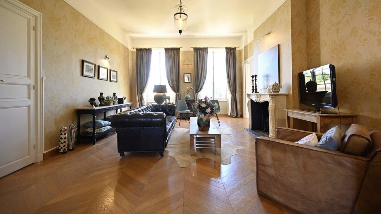 De woonkamer in Château d'Éscudes van Ton du Chatinier in Frankrijk