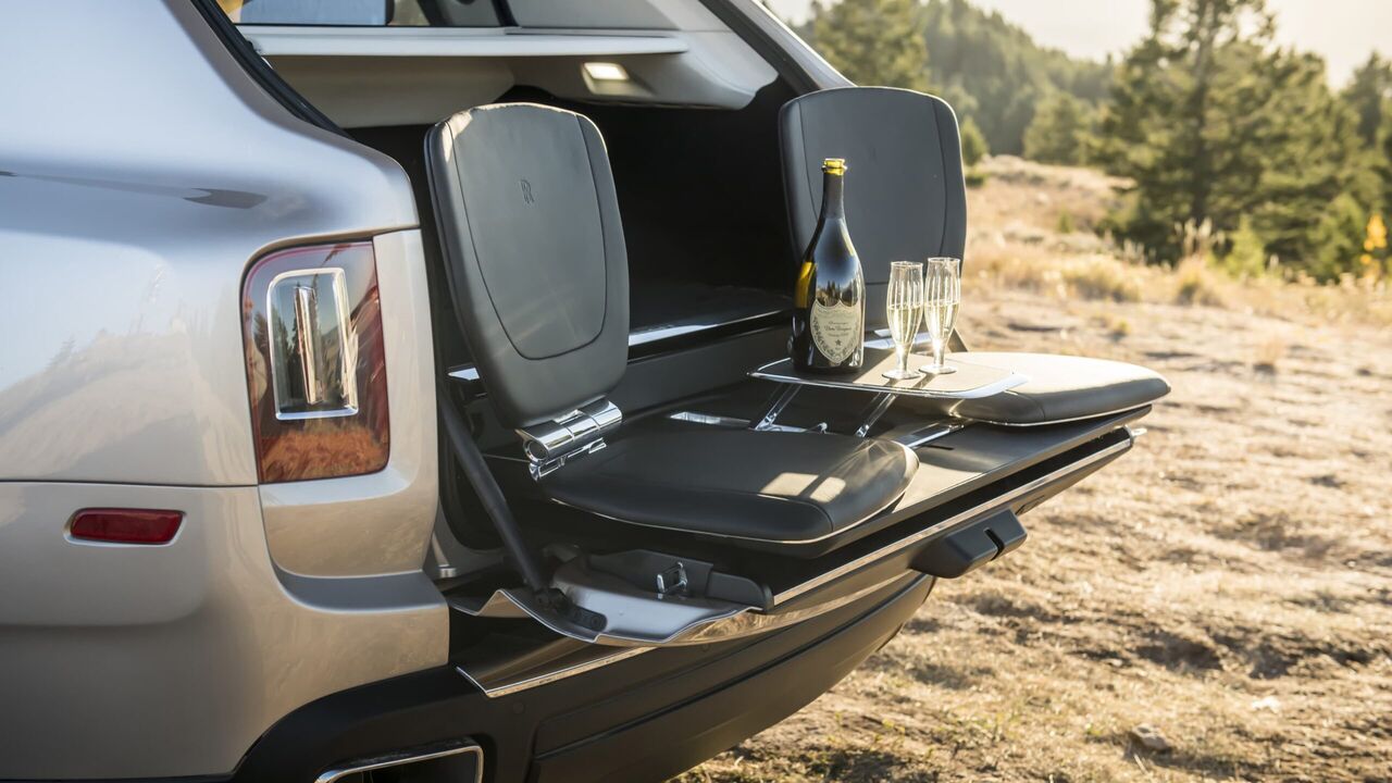 De picknickstoeltjes uit de achterbank van de Rolls-Royce Cullinan