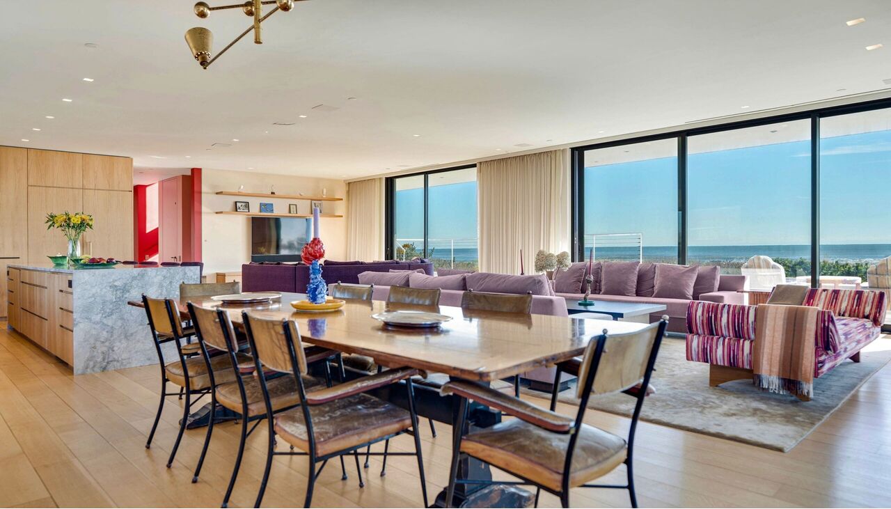 De woonkamer van de woning in Bridgehampton